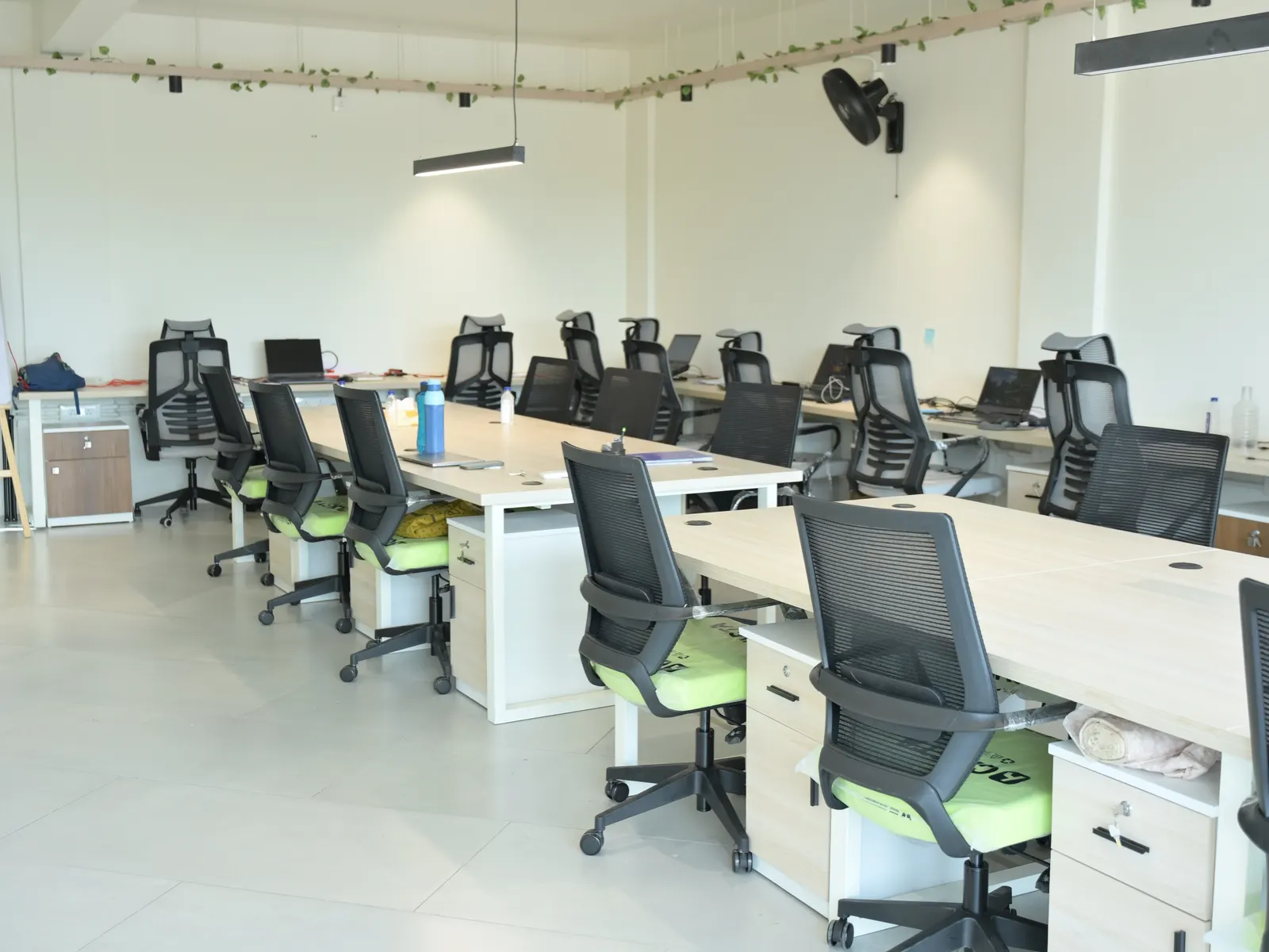Flexible hot desk area