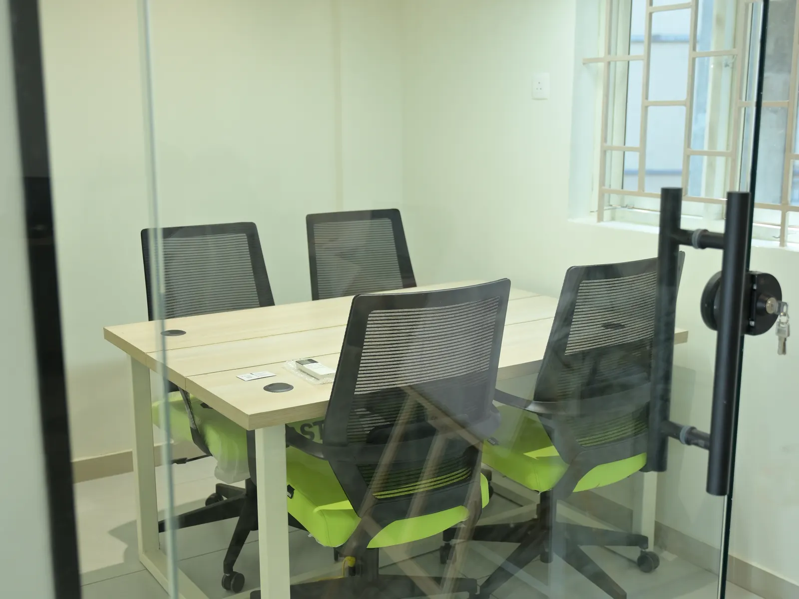 Private meeting pod